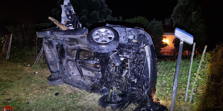 Vuelca el coche en Mougás y sale herido leve por su propio pie