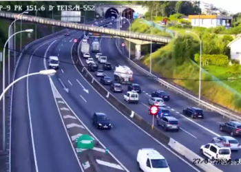 Un vehículo averiado en el túnel de A Madroa provoca retenciones en la AP-9