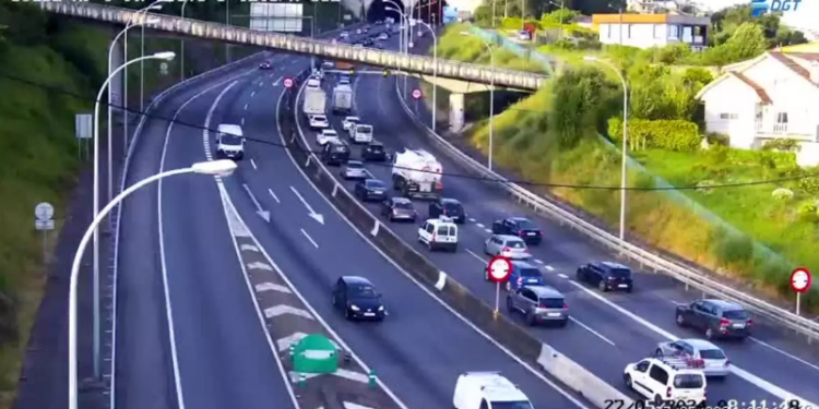 Un vehículo averiado en el túnel de A Madroa provoca retenciones en la AP-9