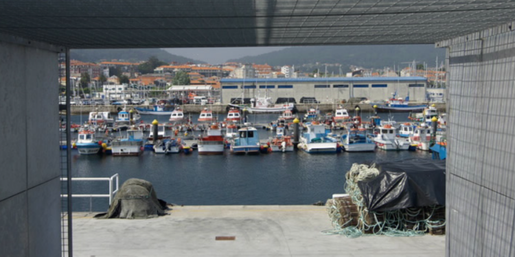 Un fallo en el bombeo de las aguas fecales provoca un vertido al mar en el puerto de Cangas