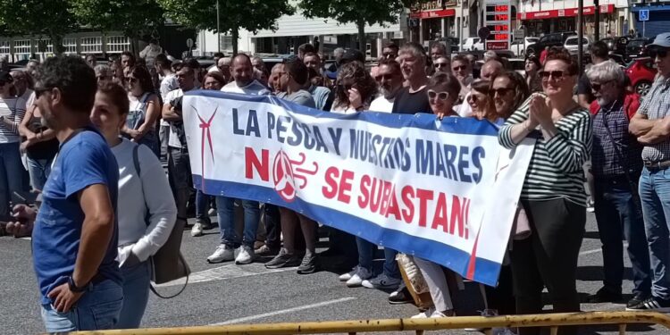 Cangas grita contra la eólica marina: «Nuestro mar no será vendido en subasta»
