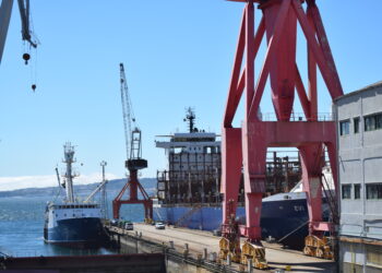 El portacontenedores ‘EVI Nicola’ regresa al mar
