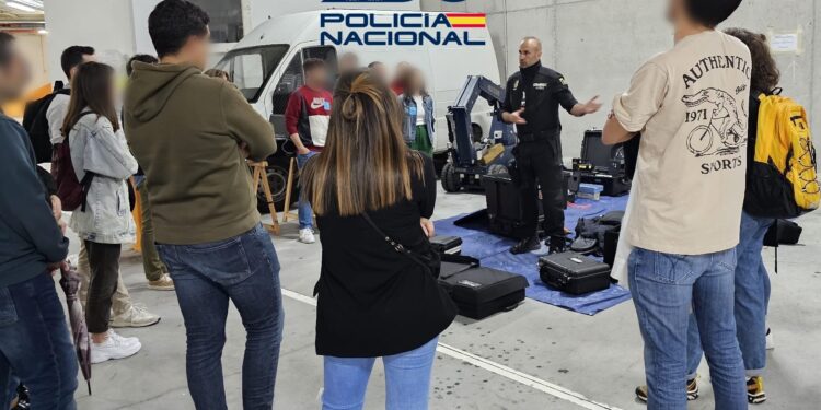 La Policía Nacional abre sus instalaciones a alumnos de la UVigo