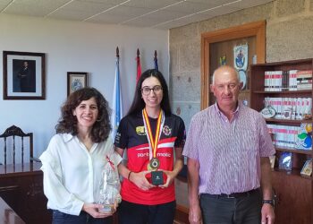 Oia recoñece á súa veciña Uxía Fernández, campioa de España de bateis