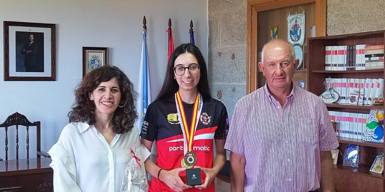 Oia recoñece á súa veciña Uxía Fernández, campioa de España de bateis