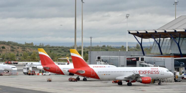 Lavacolla se satura con la sobrecarga por las rutas de Vigo: huelga, falta de personal y retrasos