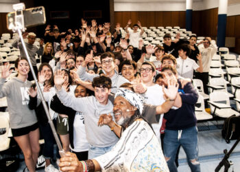 Kilema contagia su música, valores y compromiso a los estudiantes de Vigo