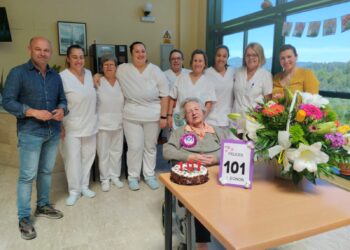 Leonor cumple 101 años y Covelo la homenajea con tarta y flores