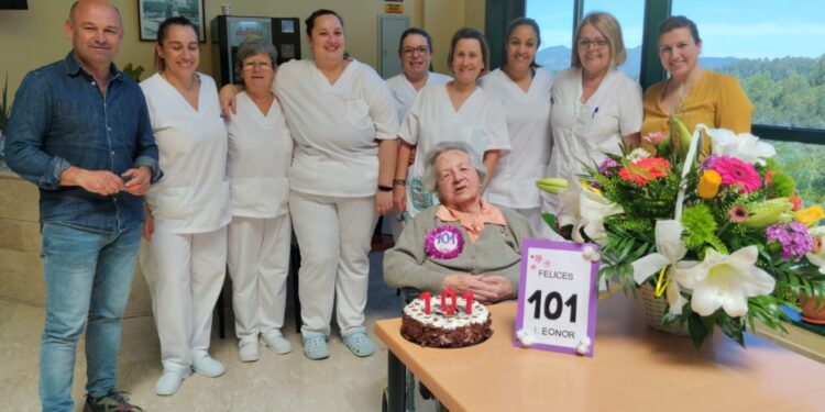 Leonor cumple 101 años y Covelo la homenajea con tarta y flores