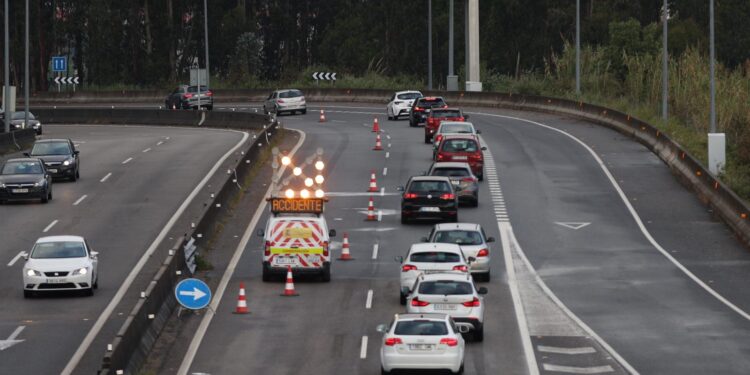 Retenciones en la autovía por una mancha de aceite de dos kilómetros entre Vigo y Puxeiros