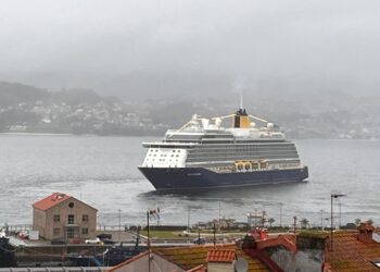 Vigo despide al ‘Spirit of Discovery’ tras pasar la noche en el puerto