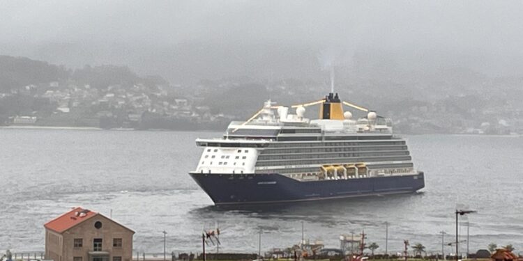 Vigo despide al ‘Spirit of Discovery’ tras pasar la noche en el puerto