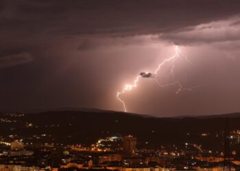 Espectáculo nocturno con cientos de rayos… y la aurora boreal