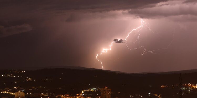 Espectáculo nocturno con cientos de rayos… y la aurora boreal
