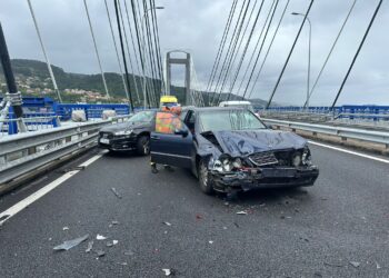 Cortado el puente de Rande por un accidente en el carril central