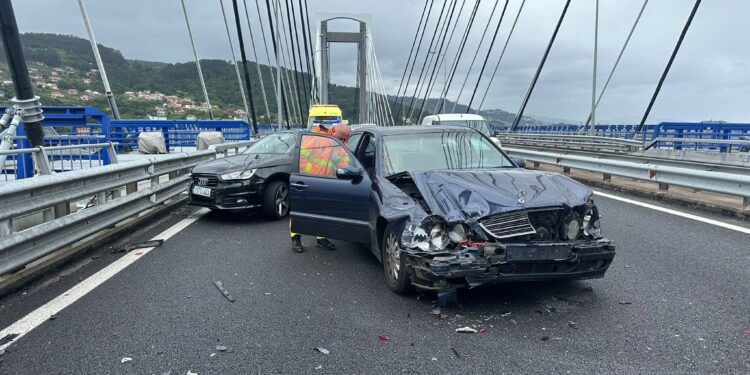 Cortado el puente de Rande por un accidente en el carril central