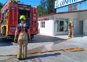 Un fallo eléctrico provoca un incendio en una fábrica de rosquillas en Ponteareas