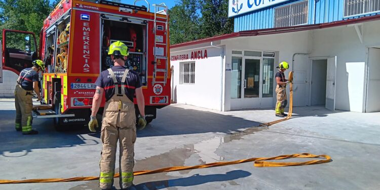 Un fallo eléctrico provoca un incendio en una fábrica de rosquillas en Ponteareas