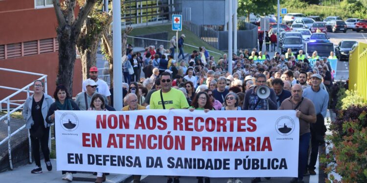 Vecinos de Teis denuncian que faltan seis médicos en el centro de salud del barrio