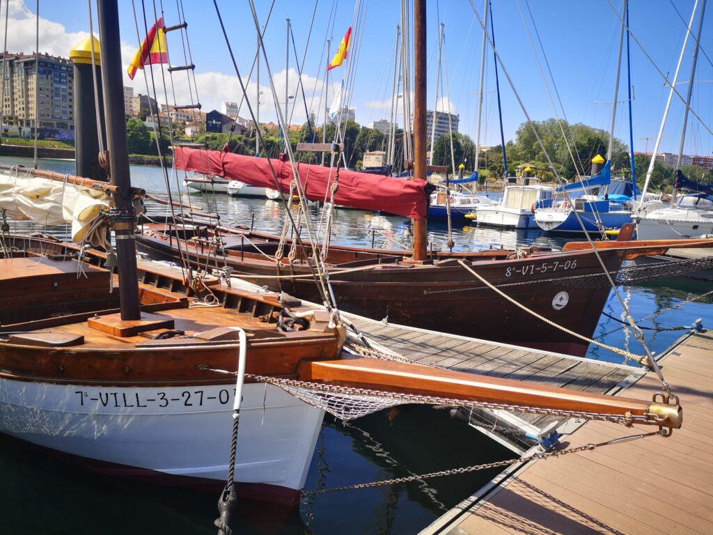 A toda vela a bordo del Galeón Coruxo: enrolados con los marineros de Bouzas