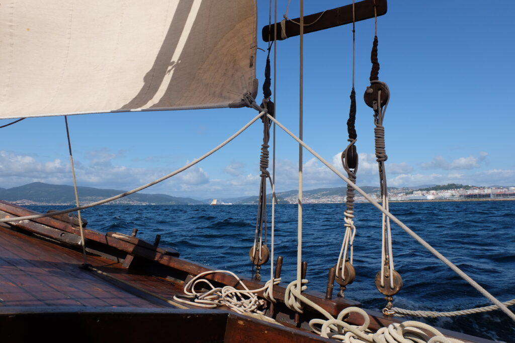 A toda vela a bordo del Galeón Coruxo: enrolados con los marineros de Bouzas