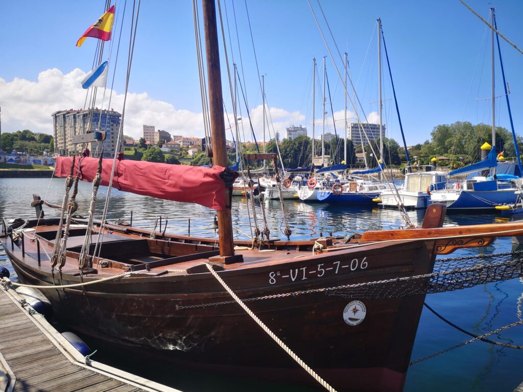 A toda vela a bordo del Galeón Coruxo: enrolados con los marineros de Bouzas