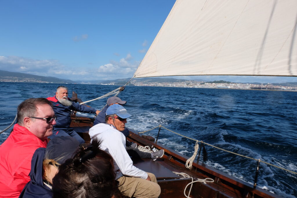 A toda vela a bordo del Galeón Coruxo: enrolados con los marineros de Bouzas
