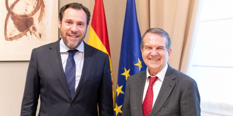 El ministro Óscar Puente viaja a Galicia para promocionar los trenes Avril pero deja de lado a Vigo