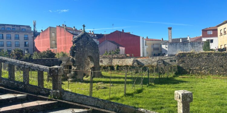Parte de la barandilla de piedra ha sido robada en el Templo Votivo do Mar de Panxón.