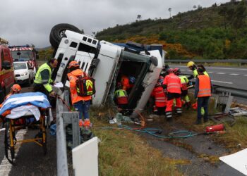 Excarcelan a un conductor tras volcar el camión que conducía
