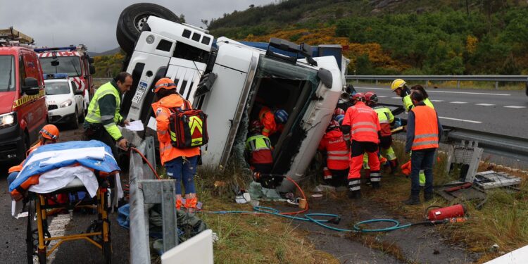 Excarcelan a un conductor tras volcar el camión que conducía