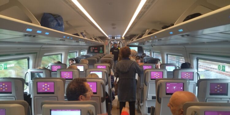 «No es normal que nos usen de conejillos de indias. Deberían estar probados»: la crónica del mal estreno del AVE a Madrid