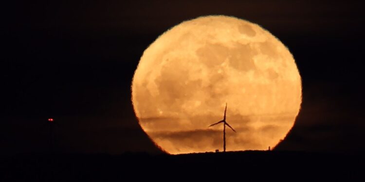 Así se observó la espectacular Luna llena de las flores