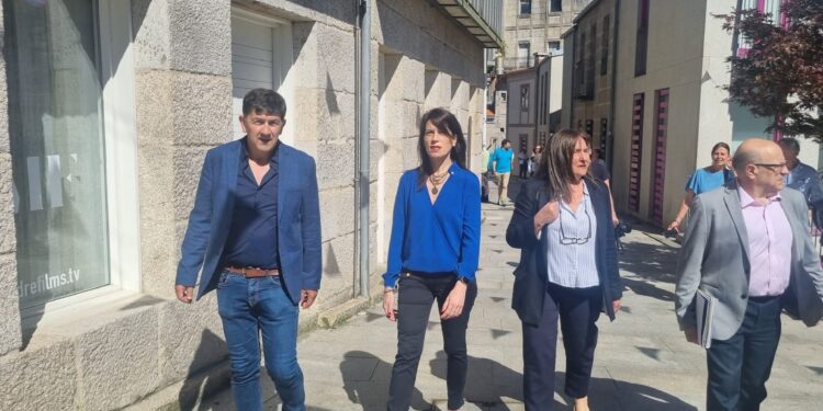 Paso adelante (y paseo) para la rehabilitación de un nuevo inmueble en el Casco Vello Alto
