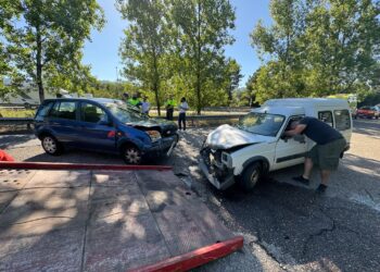 Accidente frontal entre dos vehículos en la salida de la A-55