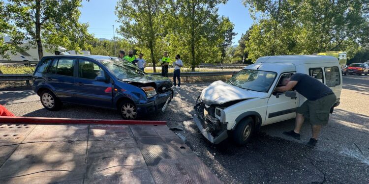 Accidente frontal entre dos vehículos en la salida de la A-55