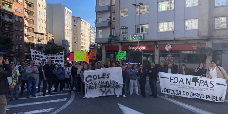 Anpas de Vigo salen a la calle para exigir más limpieza en colegios y el Concello apunta al BNG