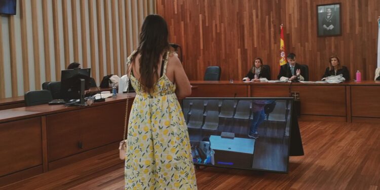 Rebajan la condena a una enfermera que dio fármacos a su bebé para culpar al padre