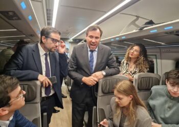 El ministro Puente anuncia que la marca de bajo coste de Renfe comenzará «ya» a operar en Galicia, pero no será así