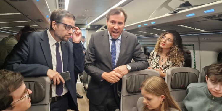 El ministro Puente anuncia que la marca de bajo coste de Renfe comenzará «ya» a operar en Galicia, pero no será así