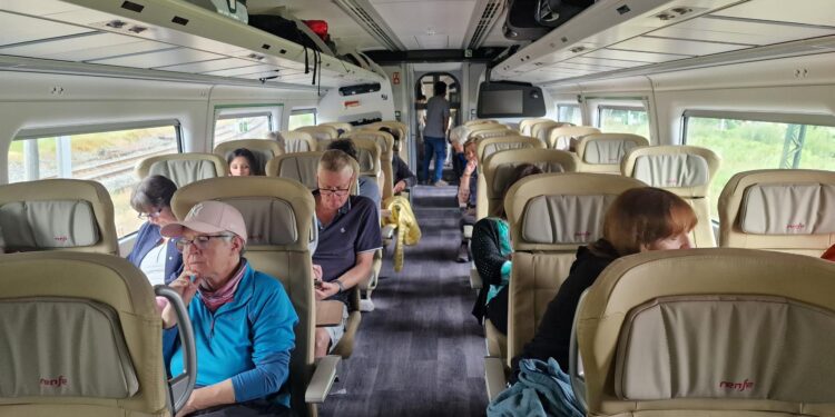 Mal estreno del AVE Avril en Galicia: paralizado el primer tren a escasos metros de Ourense