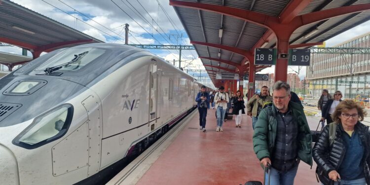 El segundo Avril que parte de Galicia también circula con retraso por una incidencia en una puerta