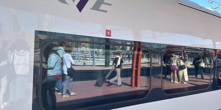 Unas 17.000 personas viajaron en los AVE Avril que conectan Galicia con Madrid en la primera semana desde su estreno