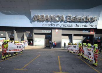 Pasillo reivindicativo y comentarios irónicos de los bomberos para recibir al alcalde en Balaídos
