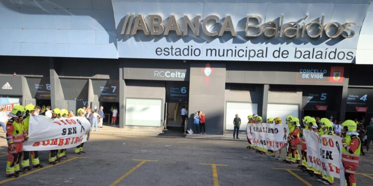 Pasillo reivindicativo y comentarios irónicos de los bomberos para recibir al alcalde en Balaídos