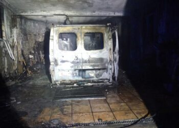 Evacúan a seis personas, tres de ellas menores, tras un incendio en un garaje en Vigo