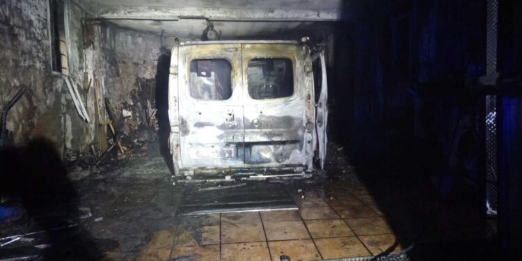 Evacúan a seis personas, tres de ellas menores, tras un incendio en un garaje en Vigo