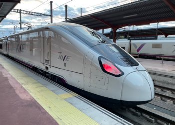 Óscar Puente viaja entre Madrid y A Coruña en el nuevo AVE S106, que se pondrá en servicio el 21 de mayo