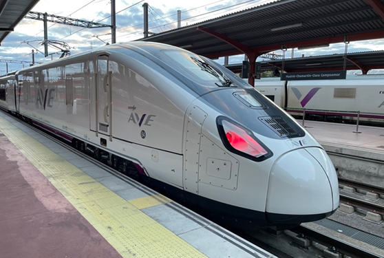 Óscar Puente viaja entre Madrid y A Coruña en el nuevo AVE S106, que se pondrá en servicio el 21 de mayo
