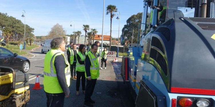 Abel Caballero visita obras de reforma de una calle.